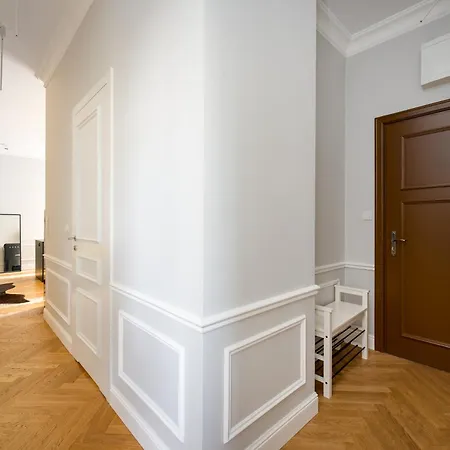 Praga By Bookinghost *