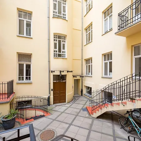 Praga By Bookinghost